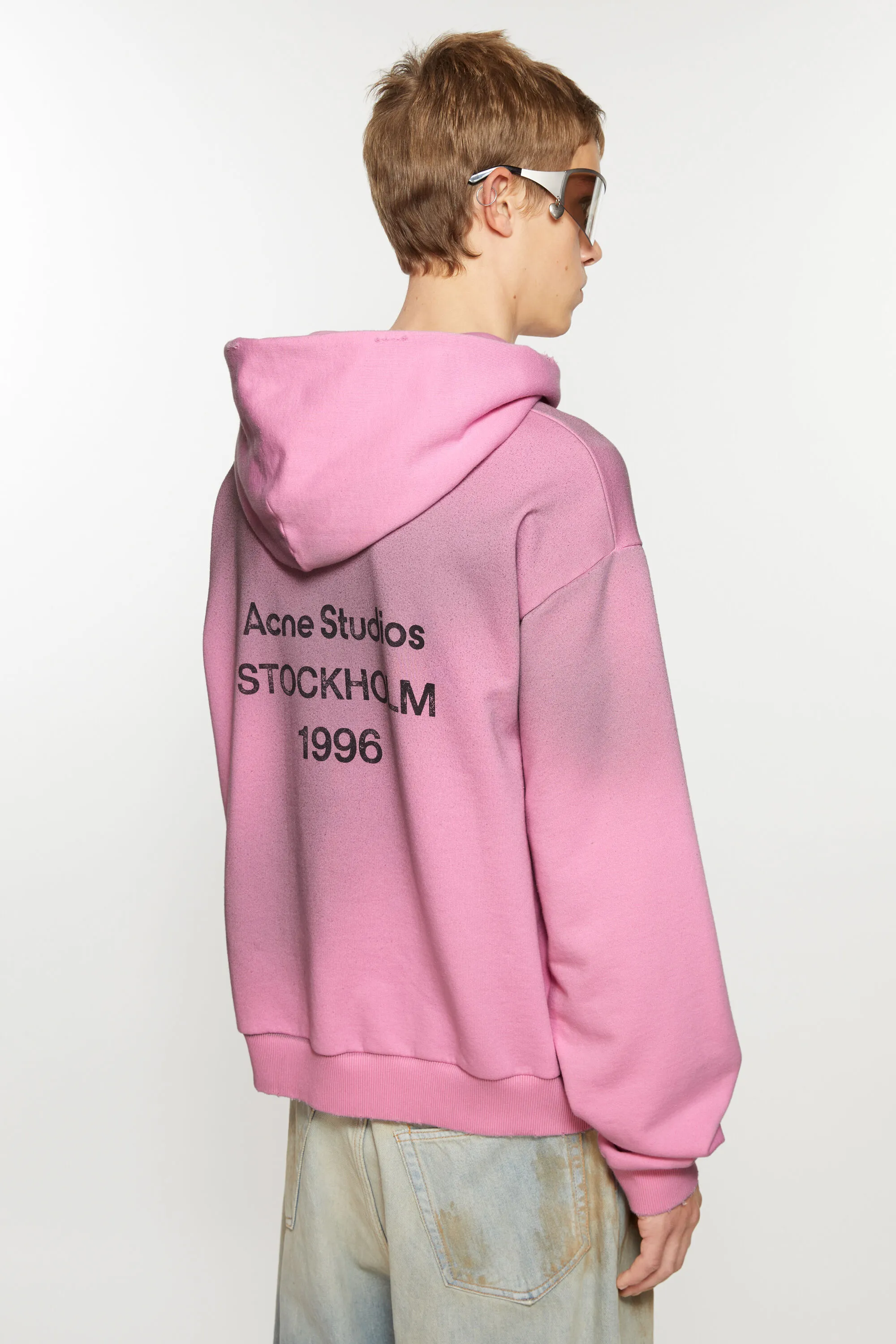 Hooded sweater with logo.