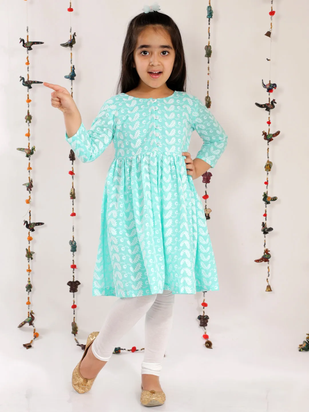 VASTRAMAY Green Cotton Chikankari Kurta Set for Girls